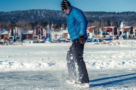 Bruslař na ledové magistrále před apartmány Landal Marina Lipno