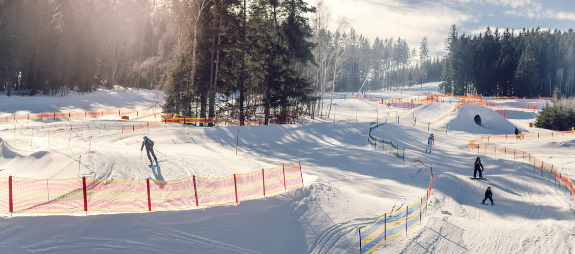 ski areal lipno lyžaři na skicrossove draze