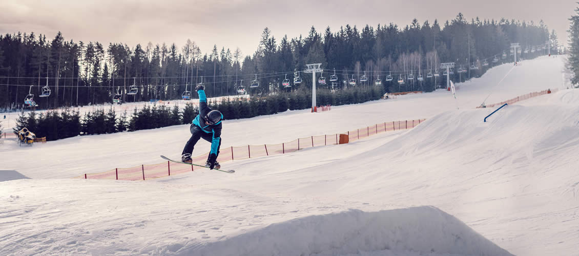 ski areal snowboardista ve snowparku