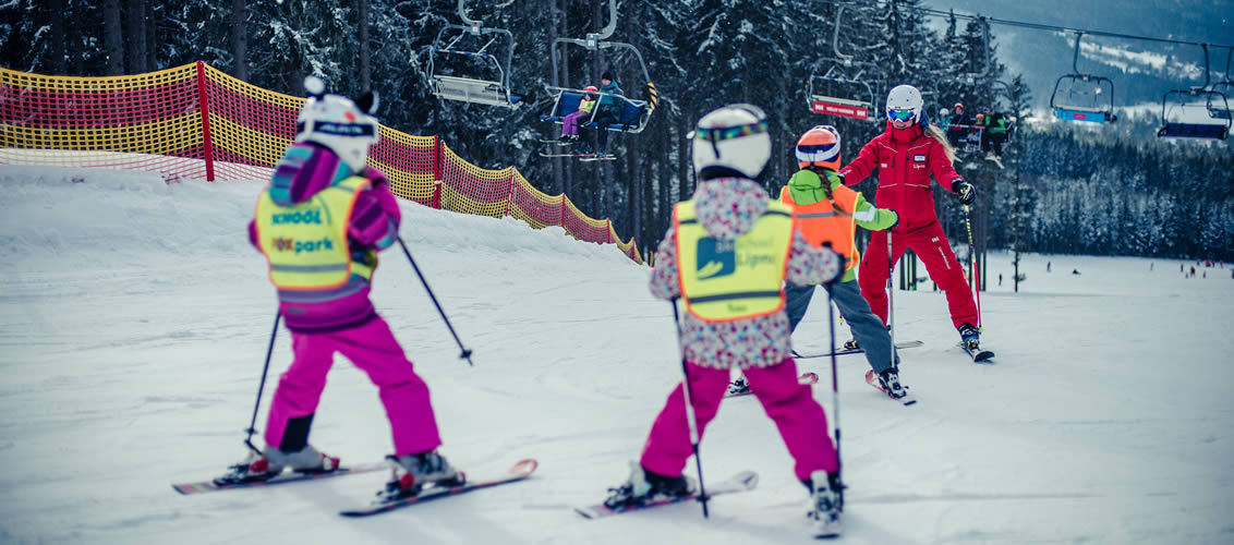 skiareal lipno - deti pri lyzarske vyuce na sjezdovce