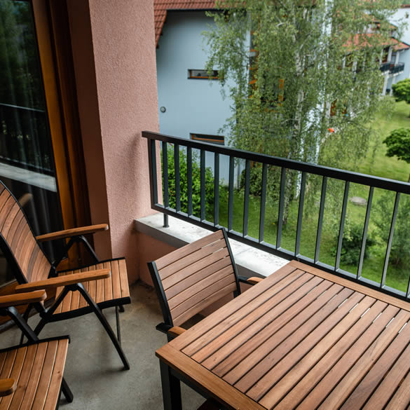 Posezení na balkonu modernizovaného apartmánu v Landal Marina Lipno