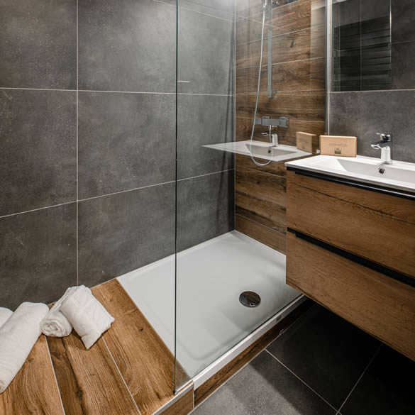 Sprchový kout v koupelně modernizovaného apartmánu v Landal Marina Lipno