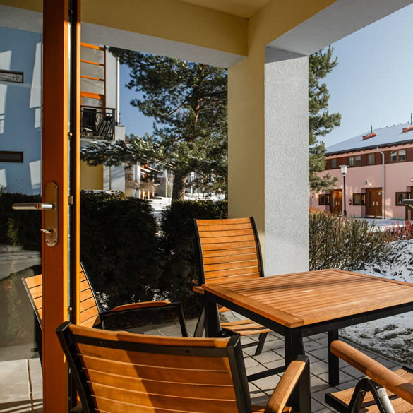 Posezení na terase studiové aparmtánu v Landal Marina Lipno