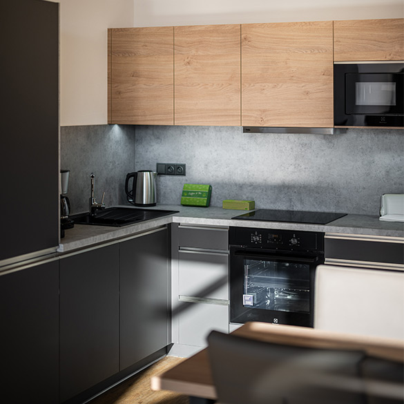 Moderní kuchyňská linka se spotřebiči aparmtánu 8C1