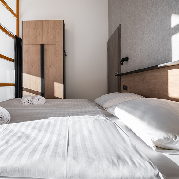 Dvojlůžko a skřín v ložnice apartmánu 8C1 