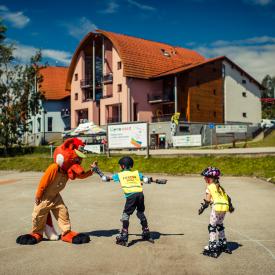 Výuka in-line bruslí dětí v parku