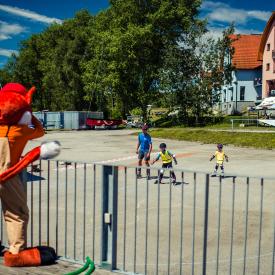 Výuka in-line bruslí dětí v parku