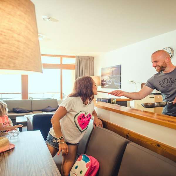 Apartmán typu 4-6A - jídelní stůl