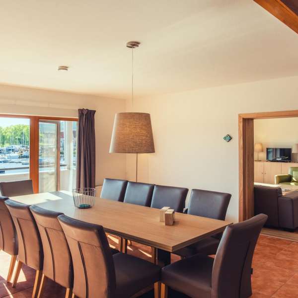 Apartmán typu 10E - jídelní stůl