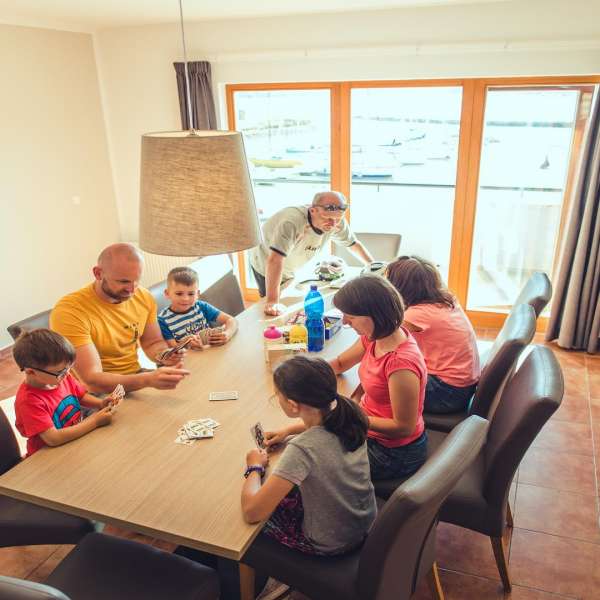 Apartmán typu 10E - jídelní stůl