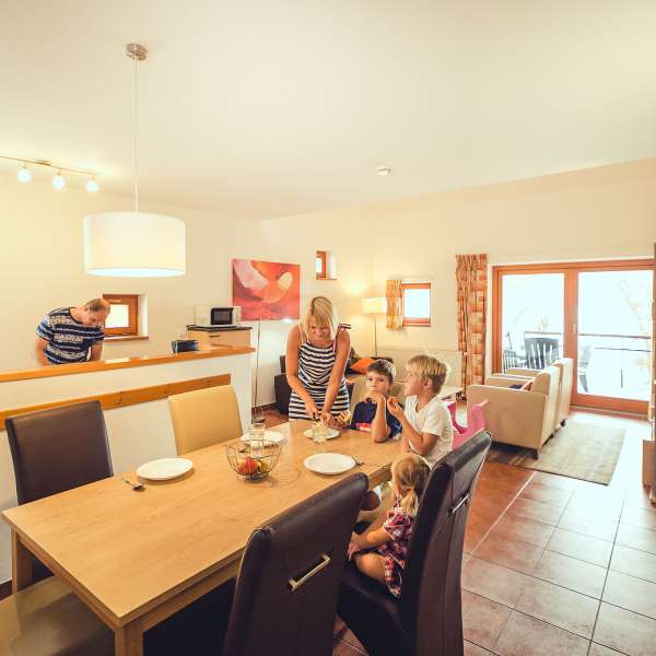 Apartmán typu 6A1 - jídelní stůl