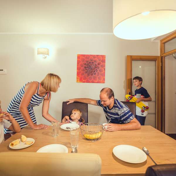 Apartmán typu 6A1 - jídelní stůl