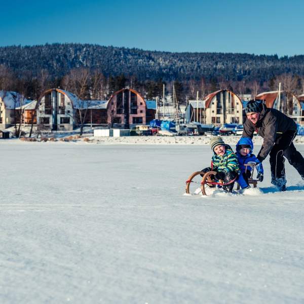 Sáňkování na zamrzlém jezeře Lipno