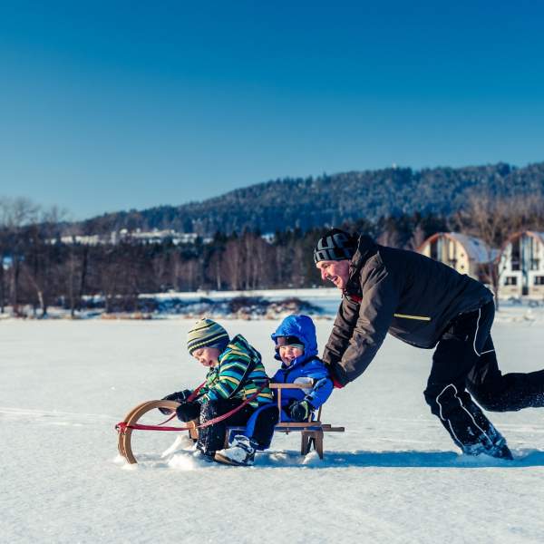 Sáňkování na zamrzlém jezeře Lipno