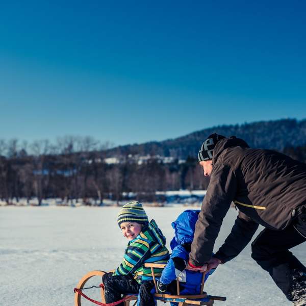 Sáňkování na zamrzlém jezeře Lipno