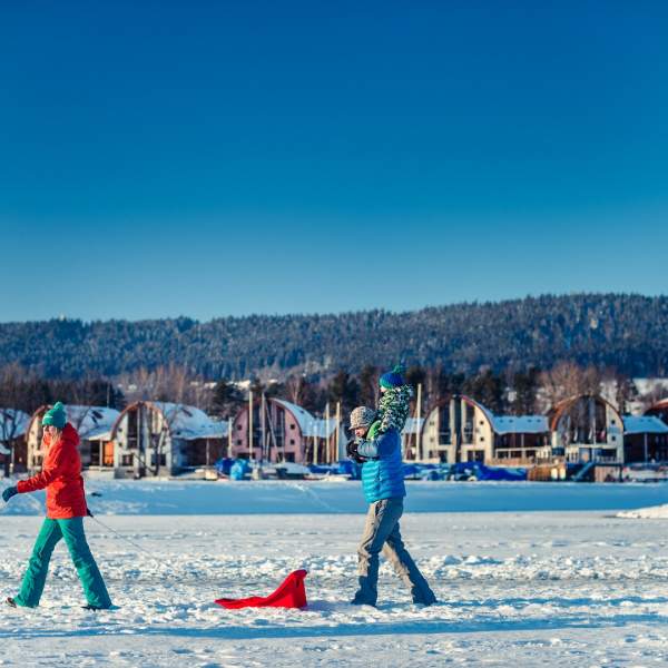 Bobování na zamrzlém jezeře Lipno