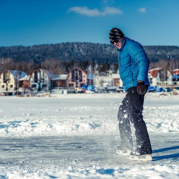 Bruslení na zamrzlém jezeře Lipno