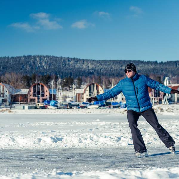 Bruslení na zamrzlém jezeře Lipno