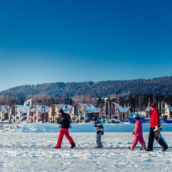 Bruslení na zamrzlém jezeře Lipno