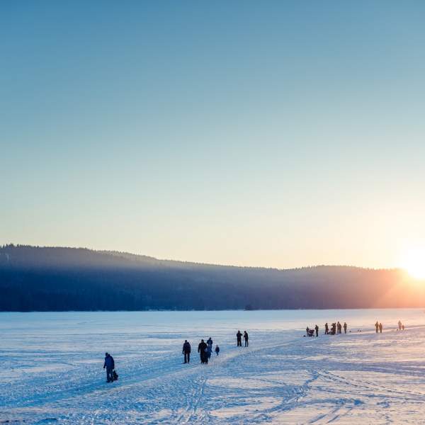 Bruslení na zamrzlém jezeře Lipno