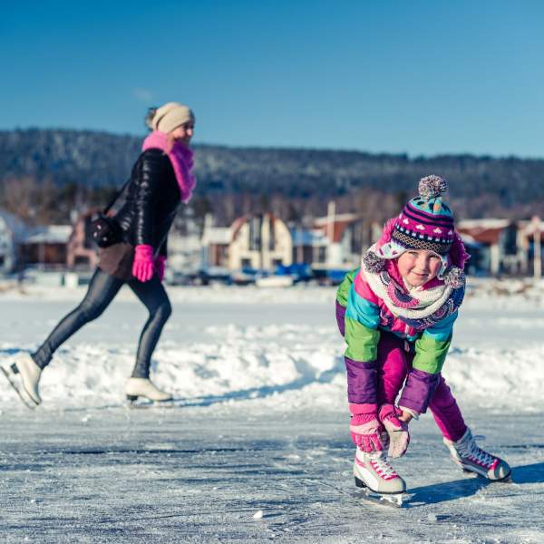 Bruslení na zamrzlém jezeře Lipno