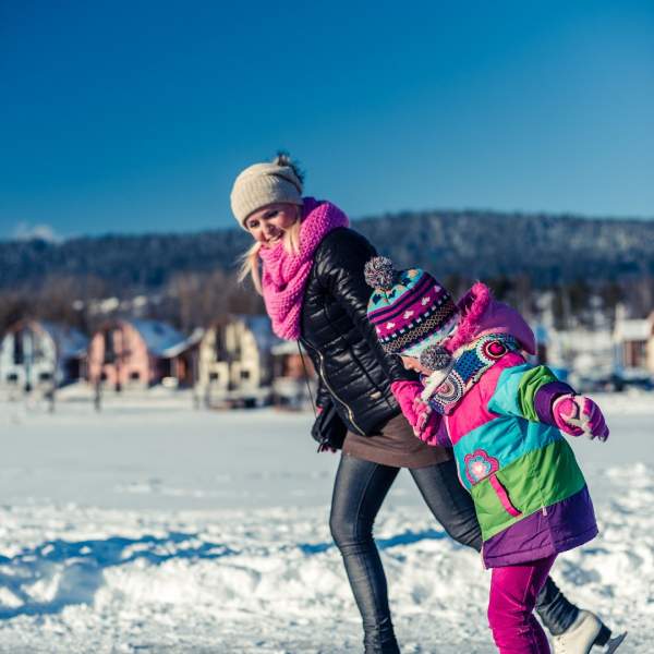 Bruslení na zamrzlém jezeře Lipno