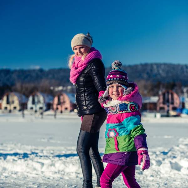 Bruslení na zamrzlém jezeře Lipno