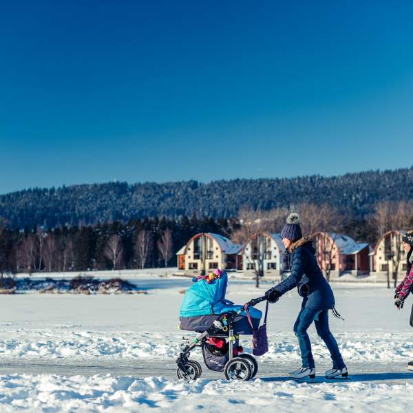 Bruslení na zamrzlém jezeře Lipno