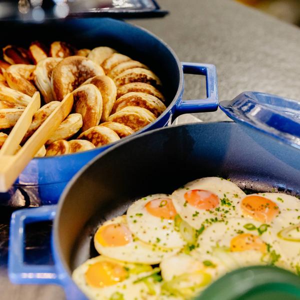 Molo Bistro Lipno detail výběru z teplého snídaňový bufet