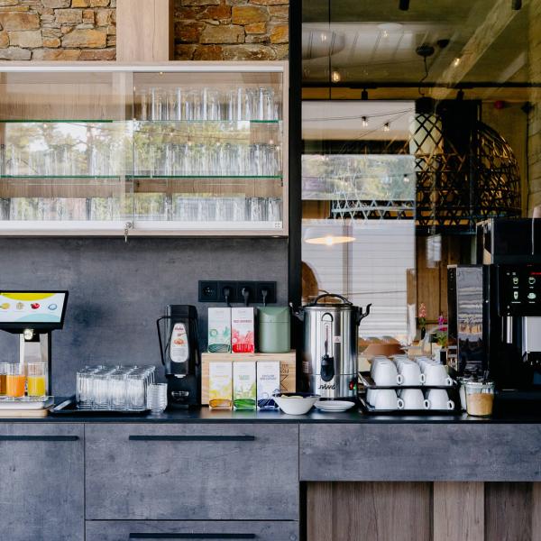 Nápojový bar pro snídaňový bufet v Molo Bistro Lipno