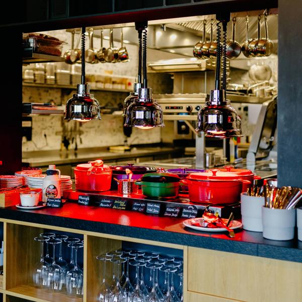 Výběr z teplého snídaňového bufetu