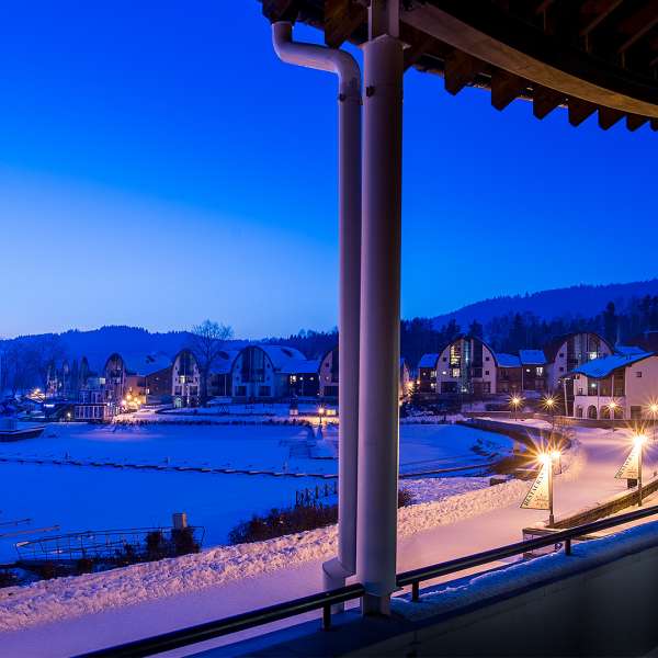 Výhled z balkonu na promenádu a přístaviště Marina 