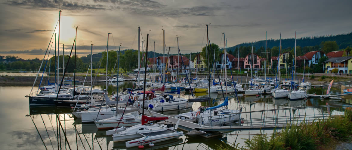 Landal Marina Lipno přístaviště při západu slunce