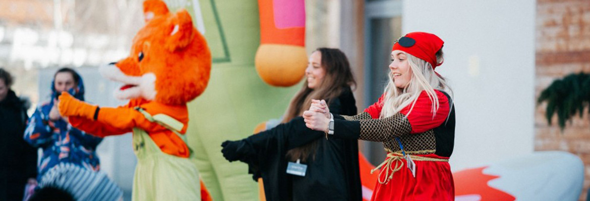Karneval s lišákem Foxem Lišák fox a animátoři tančí při karnevalové akci