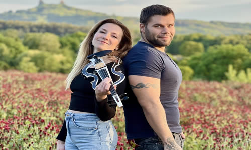 Uno Violino s DJ Dortos pózují na květinové louce