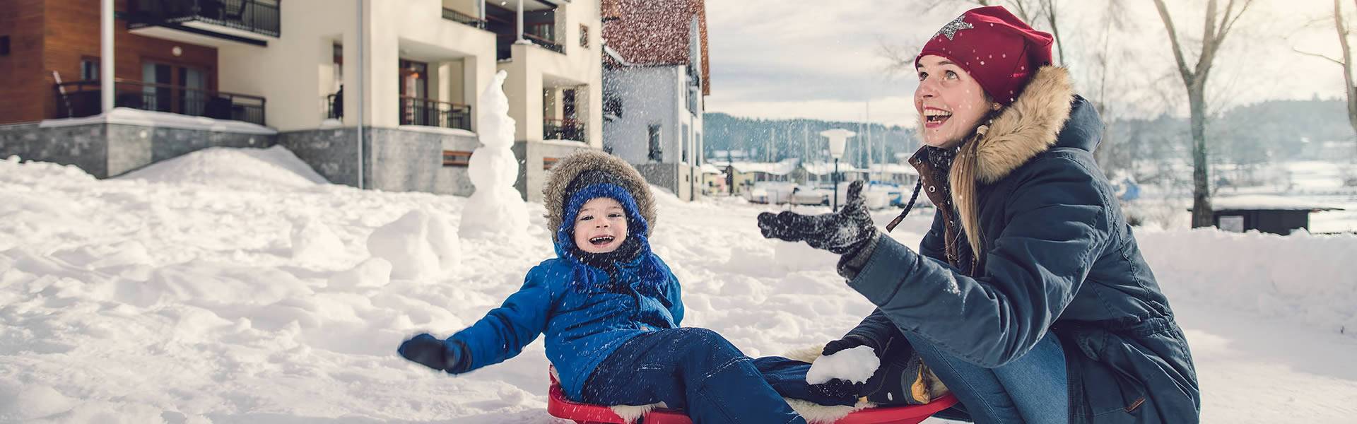 Na sněhu před apartmány Marina Lipno