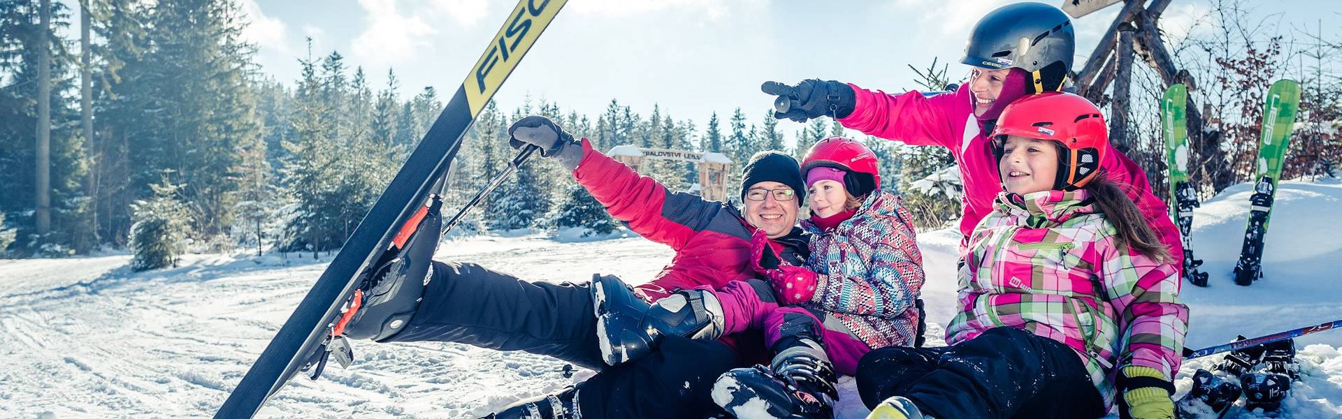 Skiareál Lipno - rodina na lyžích