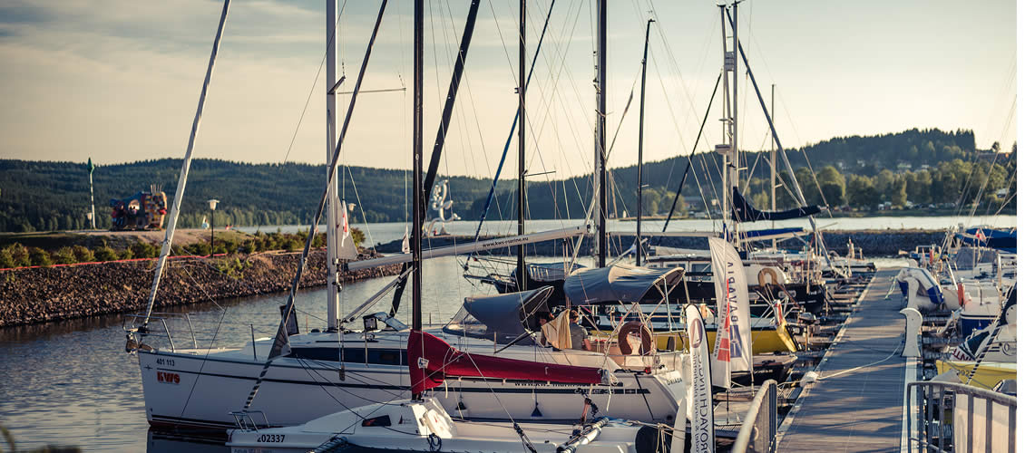 Plachetnice zakotvené v přístavišti Landal Marina Lipno