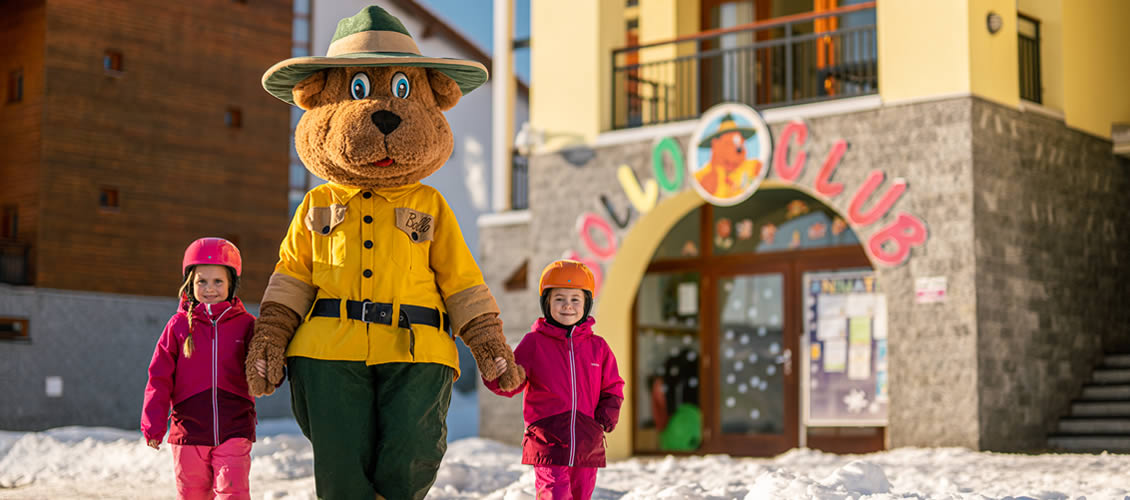 maskot medved boolo s detmi landal marina lipno