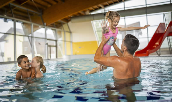 Rodiče s dětmi společně v Aquaworldu Lipno