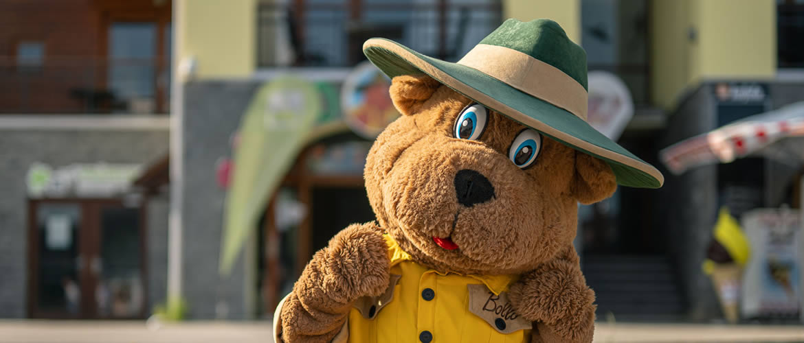 Maskot medvěd Bollo před dětským koutkem Landal Marina Lipno
