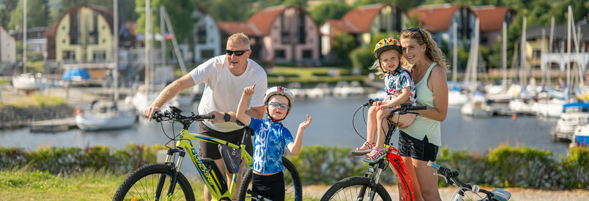 Cyklisti v přístavišti Landal Marina Lipno