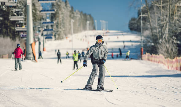 skiareal lipno lyzari na jezerni sjezdovce