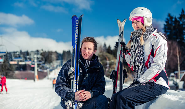 skiareal lipno lyzari u jezerni sjezdovky