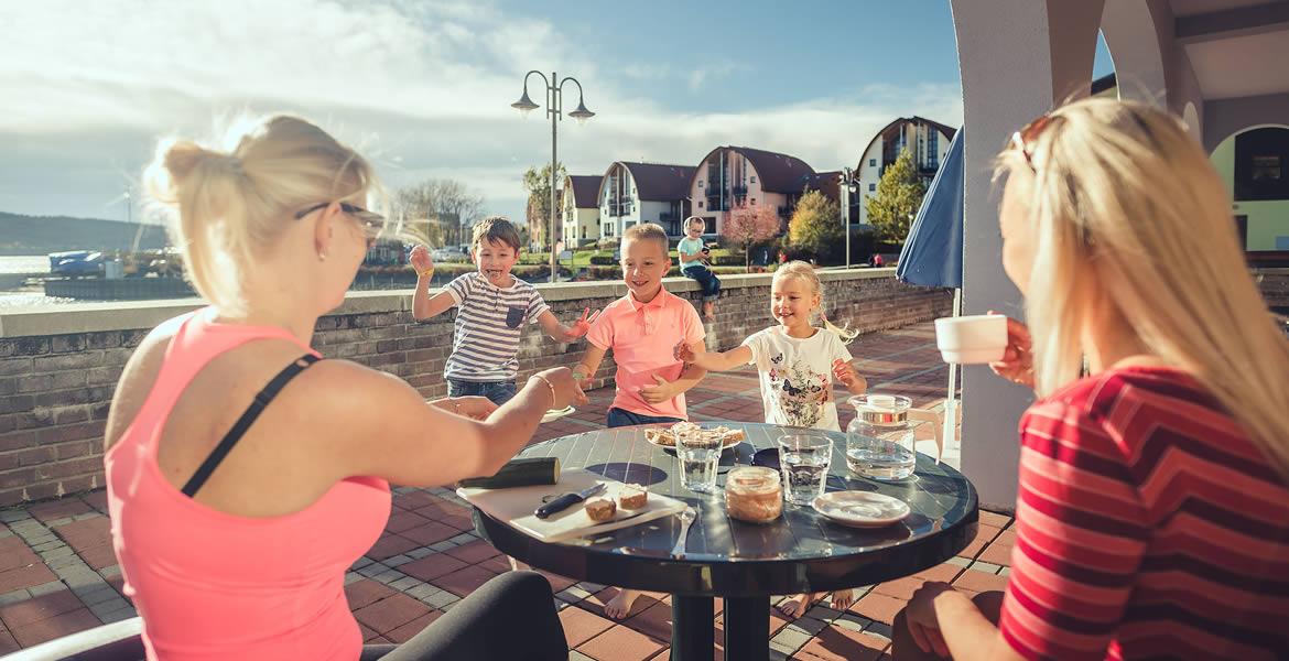 Babí léto v Landal Marina Lipno Děti s maminkami při svačině na terase apartmánu v Landal Marina Lipno