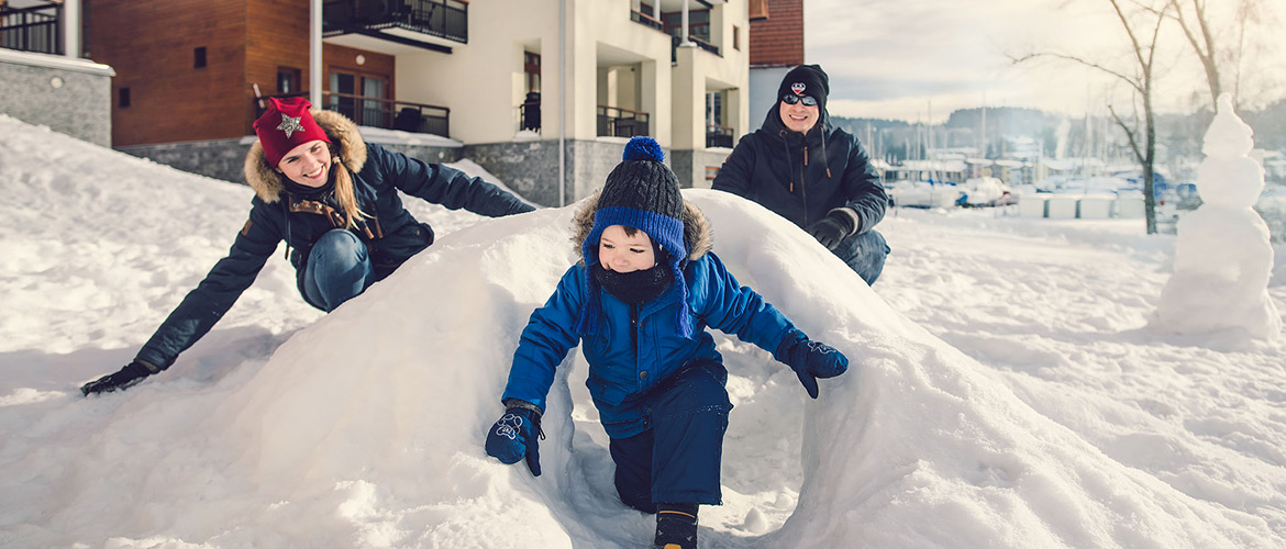 Apartmány Marina Lipno a rodina hrající si ve sněhu