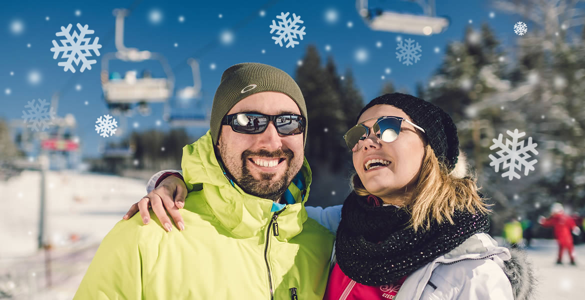 Muž se ženou před lanovkou ve Skiareálu Lipno
