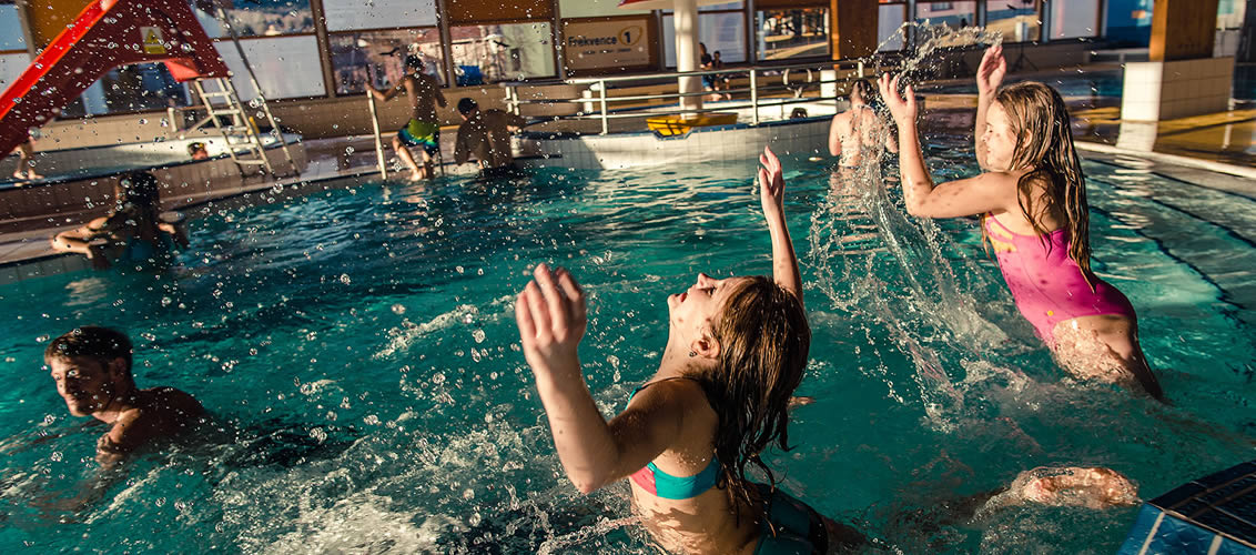 Děti si hrají v plaveckém bazénu Aquaworld Lipno