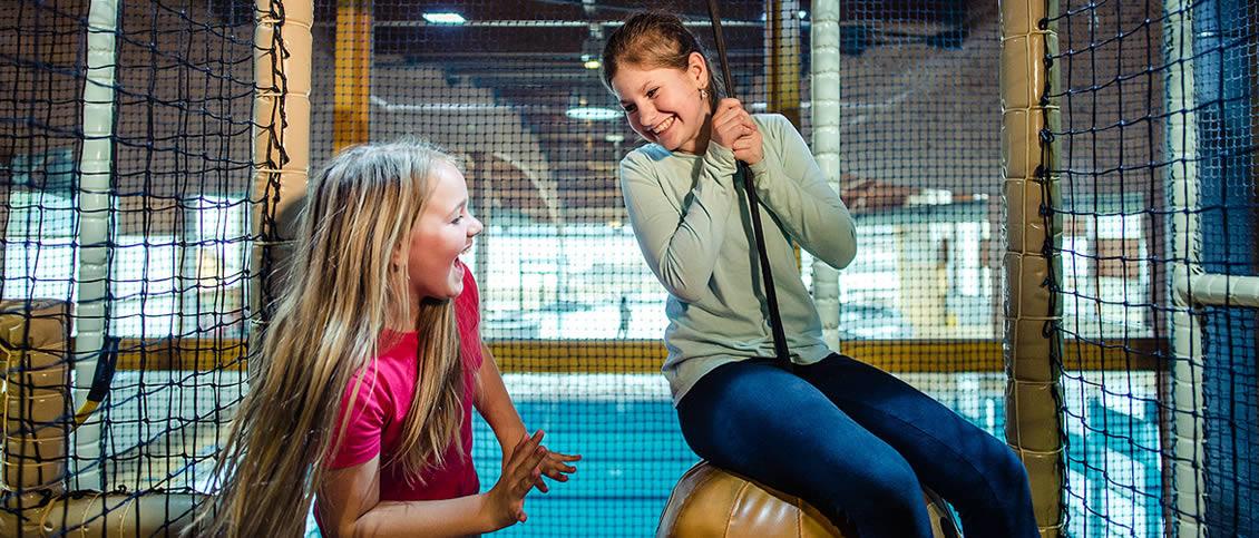 Děti na atrakci v indoor hřišti Hopsárium