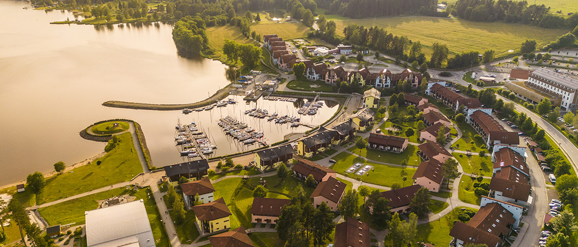 pohled na rozmístění budov v resortu Landal Marina Lipno